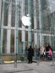 Apple централизованно принимает решения о развитии экосистемы. Текущие работы фокусируются на Siri.
